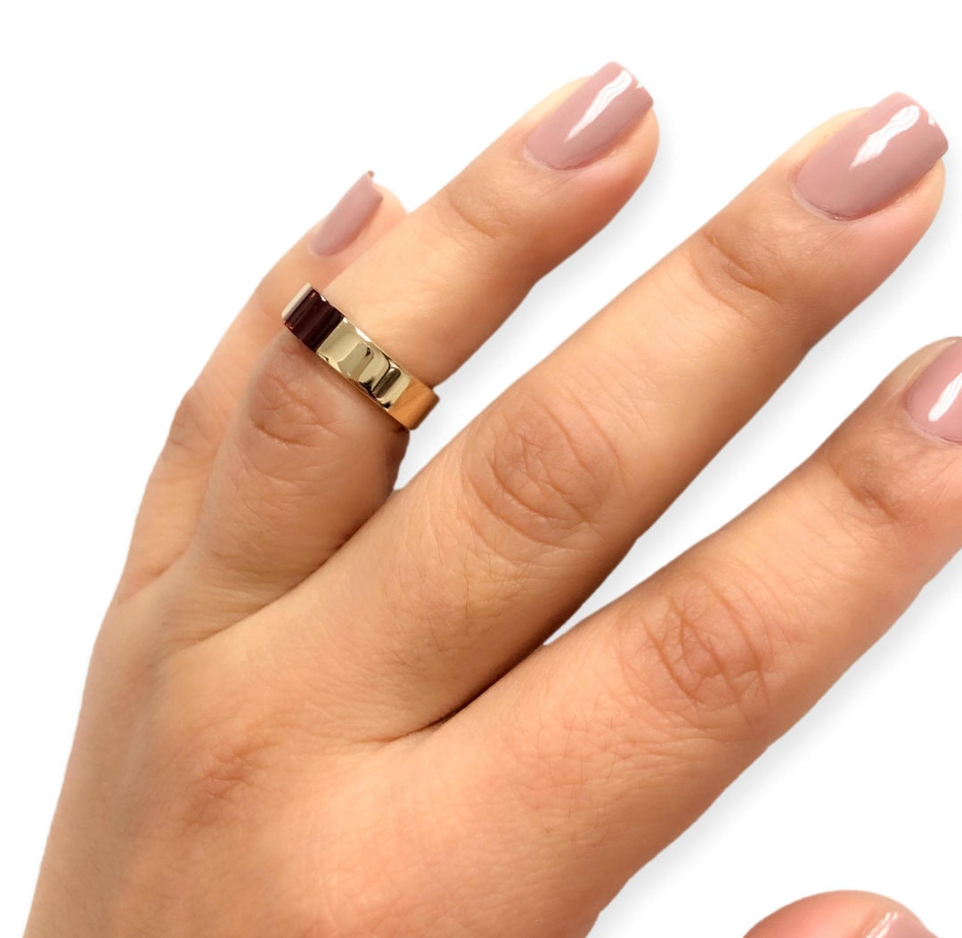 GUCCI 18K Yellow Gold Cabochon Garnet 5mm Band Ring