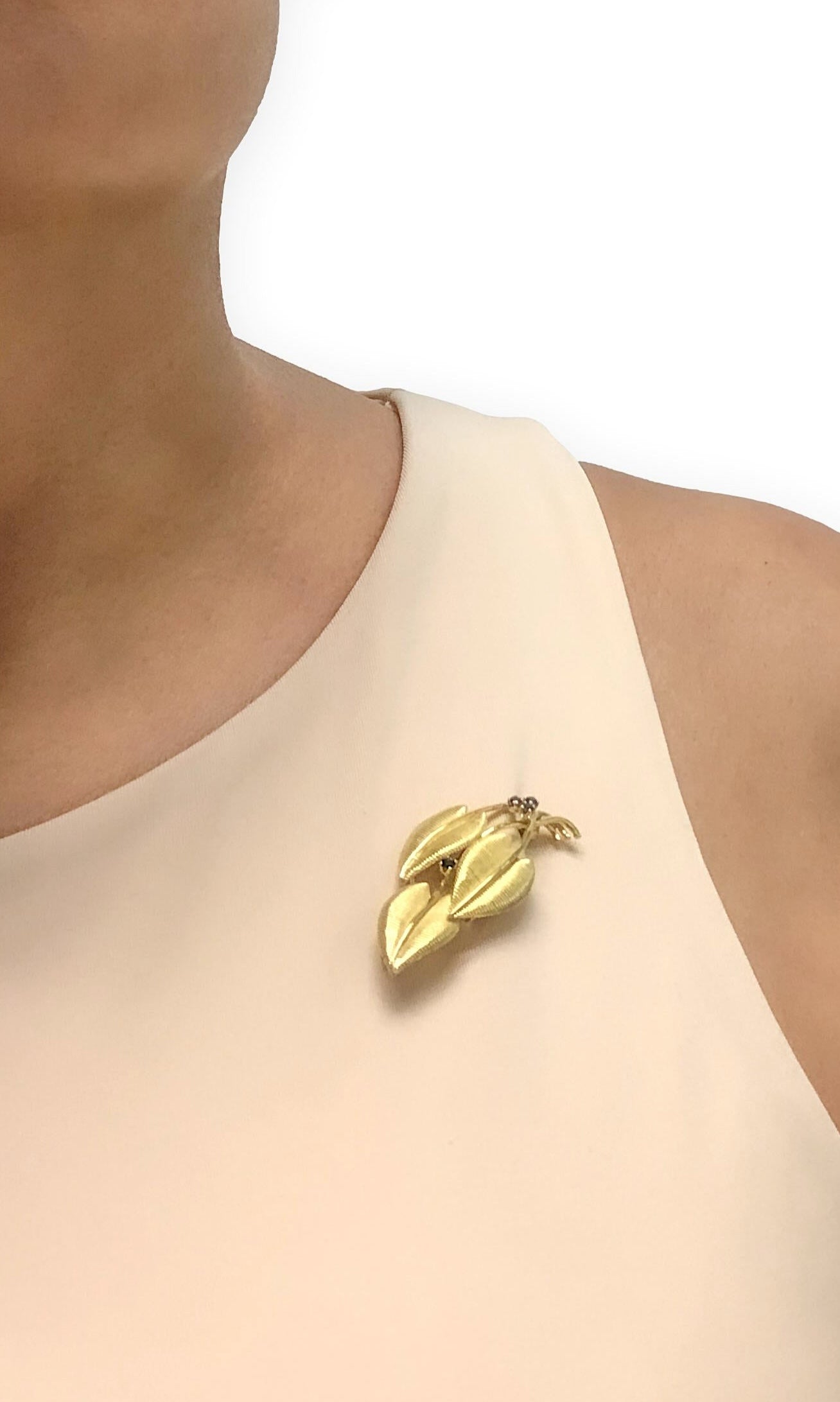 TIFFANY＆Co. ティファニー リーフ 葉っぱ　ヴィンテージ ブローチ Tiffany & Co. Vintage Leaf Sapphire Brooch Circa 1960 – The