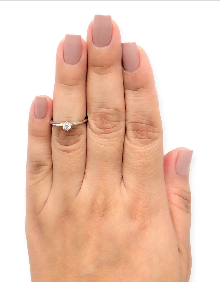 Tiffany & Co. Platinum .28 ct I VVS1 Round Diamond Solitaire Engagement Ring