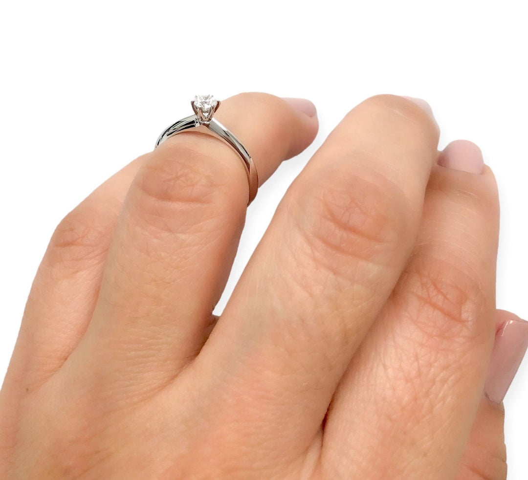 Tiffany & Co. Platinum .28 ct I VVS1 Round Diamond Solitaire Engagement Ring