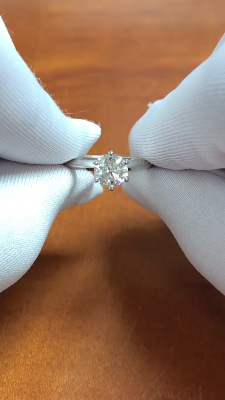 Tiffany & Co. Platinum 1.02 ct G VS1 Round Diamond Solitaire Engagement Ring