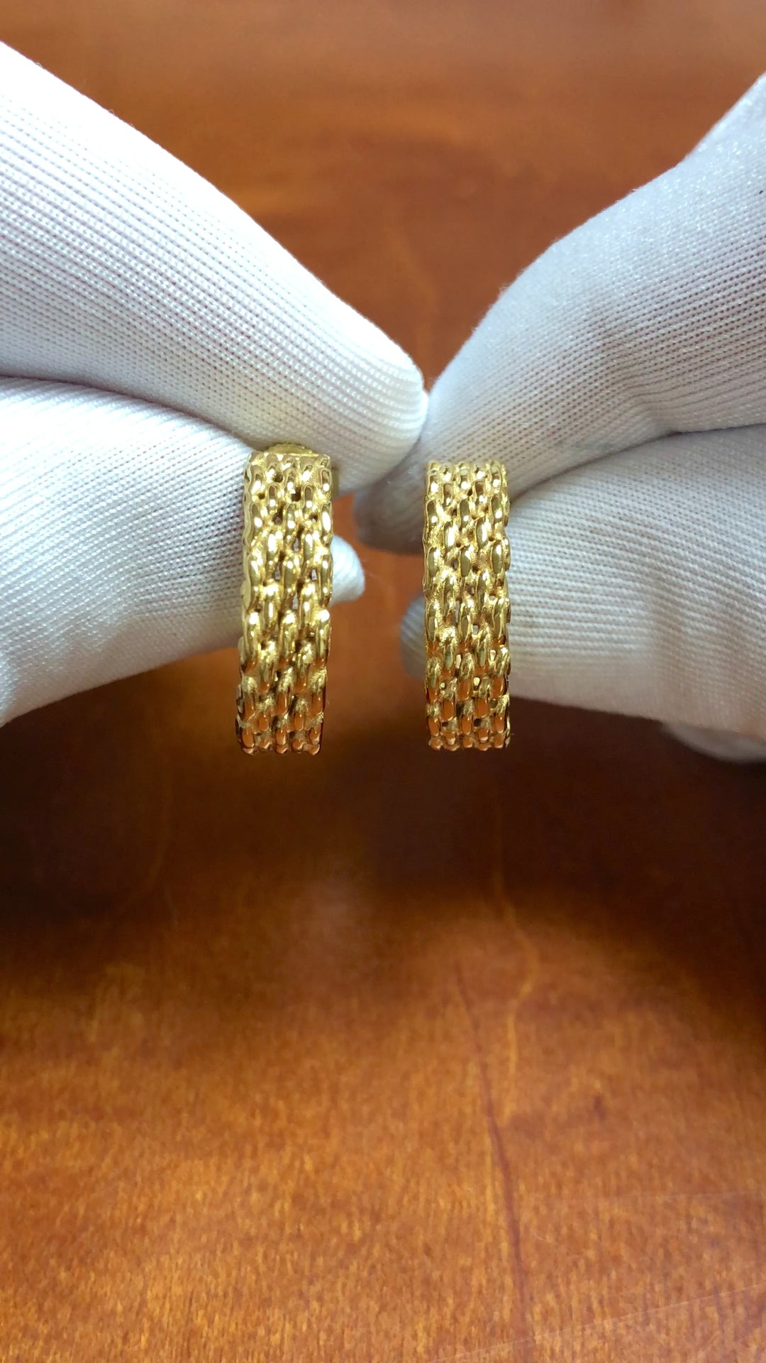 Tiffany & Co. Vintage Somerset Mesh Hoop Earrings 18K Yellow Gold .75 Inches