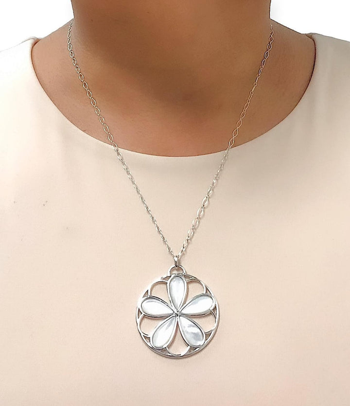 Tiffany & Co. Sterling Silver Mother of Pearl Daisy Flower Pendant Link Necklace